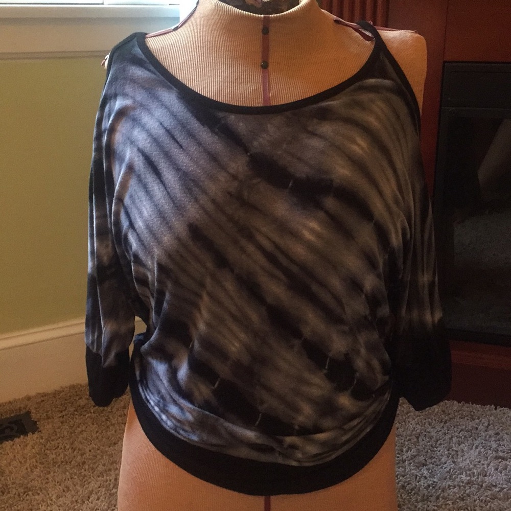 Tie die shirt with open shoulder sleeves!